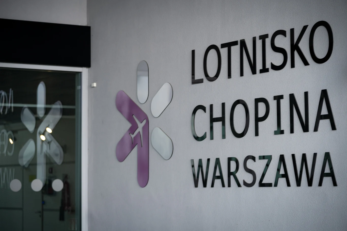 Warszawa. Ewakuacja lotniska Chopina. Akcja służb Warszawa. Ewakuacja lotniska Chopina. Akcja służb