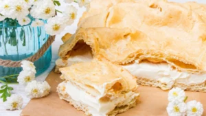 Błyskawiczna karpatka bez pieczenia. Kultowe ciasto PRL-u w nowej wersji 