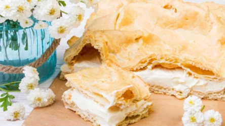 Błyskawiczna karpatka bez pieczenia. Kultowe ciasto PRL-u w nowej wersji 