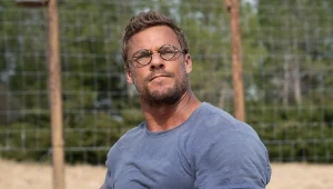 Alan Ritchson w filmie "Ministerstwo Niebezpiecznych Drani"