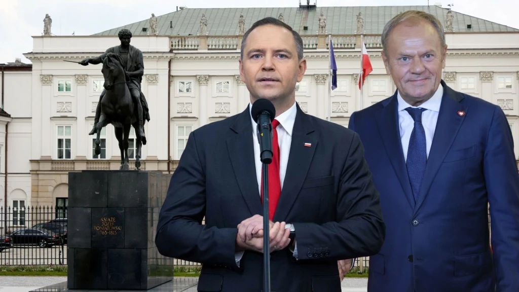 Perspektywa współpracy Karola Nawrockiego z rządem. Polacy nie mają złudzeń Dwóch mężczyzn w garniturach stoi przed budynkiem z polskimi flagami oraz pomnikiem jeźdźca na koniu, jeden z nich występuje przy mikrofonie.