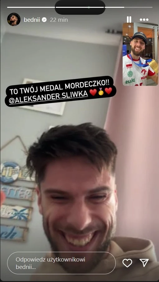 Bartosz Bednorz zadzwonił do Aleksandra Śliwki po zdobyciu złota Ligi Narodów Rozmowa wideo pomiędzy dwoma mężczyznami, jeden z nich znajduje się w pomieszczeniu domowym i uśmiecha się szeroko, w rogu widoczna jest miniaturka sportowca trzymającego medal, z napisem dedykującym medal konkretnej osobie.