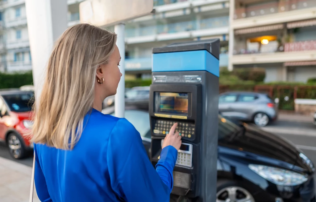 Niektóre parkometry pozwalają pobrać bilet uprawniający do krótkiego, darmowego parkowania. Zwykło się go określać przyciskiem "bułka" Niektóre parkometry pozwalają pobrać bilet uprawniający do krótkiego, darmowego parkowania. Zwykło się go określać przyciskiem "bułka"