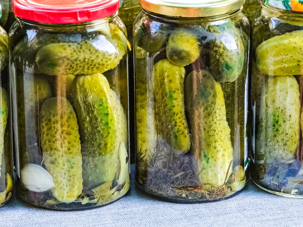 Niebieski czosnek w kiszonych ogórkach: co to oznacza?