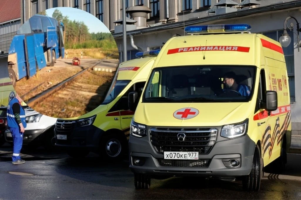 W Rosji doszło do zderzenia autobusu z pociągiem towarowym Ambulans reanimacyjny stojący przed budynkiem wraz z personelem medycznym, na wstawce widoczne są tory kolejowe, maszyna przemysłowa i osoba w ubraniu roboczym, scena sugeruje interwencję ratowniczą związana z wypadkiem na torach.