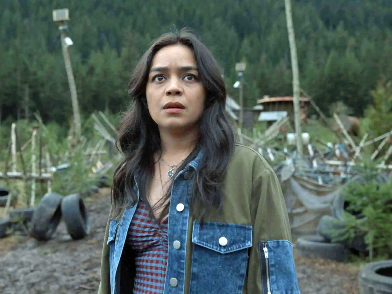 Kaitlyn Santa Juan w scenie z filmu "Oszukać przeznaczenie: Więzy krwi" Kaitlyn Santa Juan w scenie z filmu "Oszukać przeznaczenie: Więzy krwi"