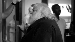 Jonathan Kaplan na planie serialu "Ostry dyżur"