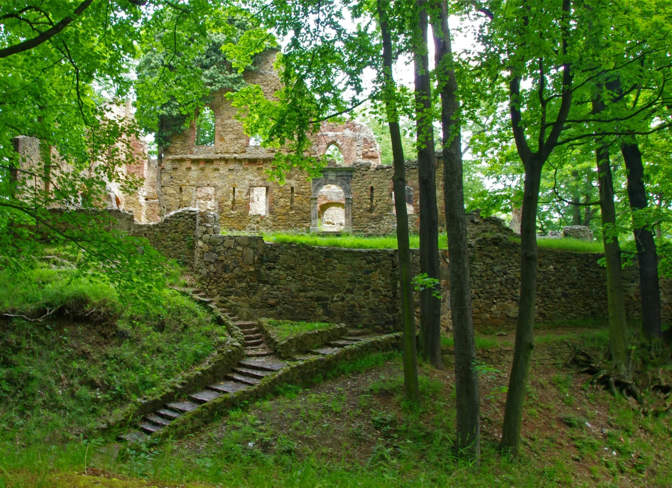 Ruiny Starego Księża to jedna z największych atrakcji na trasie Ścieżki Hochbergów.