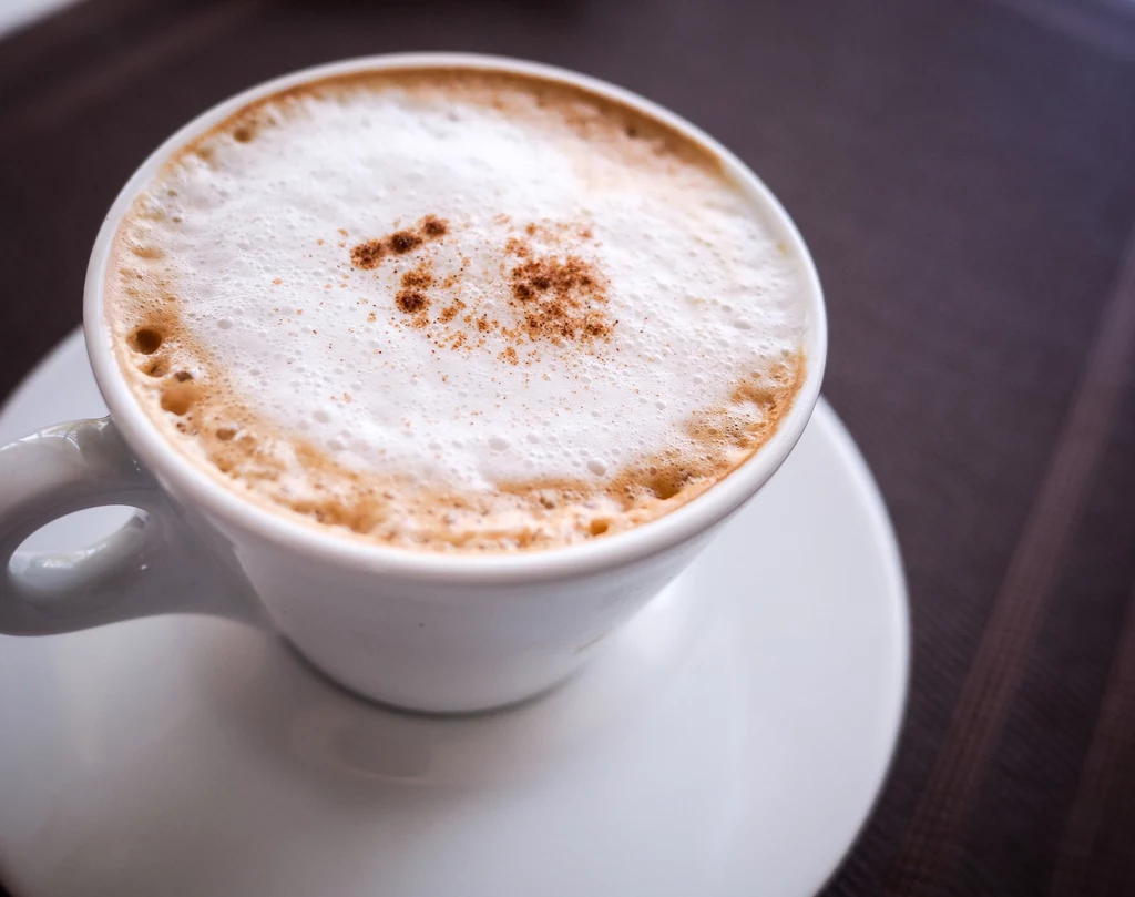 Goguma latte z mleczną pianką wygląda apetycznie, a smakuje jeszcze lepiej