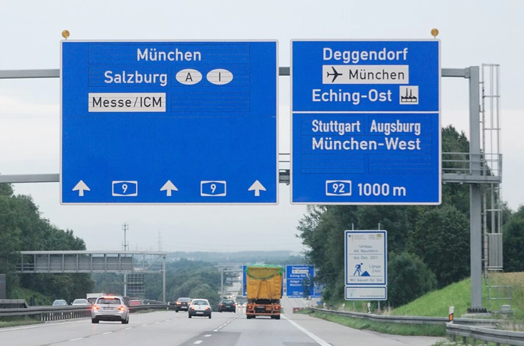 Pozioma kreska pojawia się tylko wtedy, gdy zjazd z autostrady rozdziela się na dwa kierunki, każdy z własnym pasem ruchu. Pozioma kreska pojawia się tylko wtedy, gdy zjazd z autostrady rozdziela się na dwa kierunki, każdy z własnym pasem ruchu.