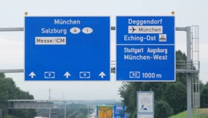 Biała, pozioma linia na tablicach autostradowych. Niesie ważną informację