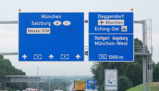 Pozioma kreska pojawia się tylko wtedy, gdy zjazd z autostrady rozdziela się na dwa kierunki, każdy z własnym pasem ruchu. 