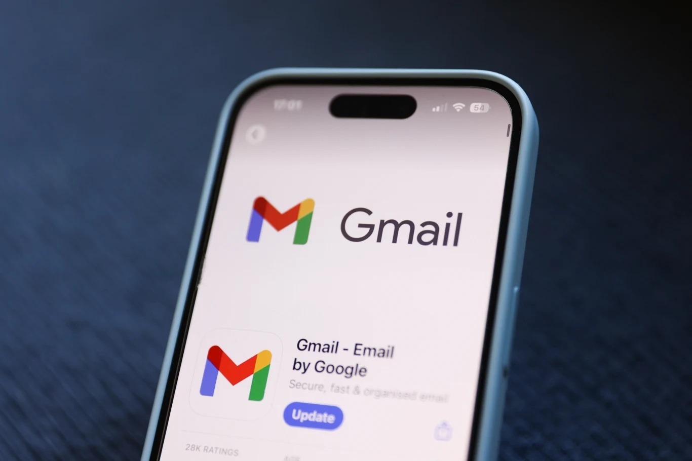 Chcesz pozbyć się niechcianych subskrypcji? Wystarczą dwa kliknięcia. Ekran smartfona z aplikacją Gmail, wyświetlający logo Gmail oraz opcję aktualizacji aplikacji w sklepie z aplikacjami.
