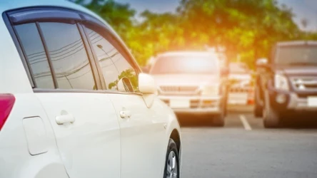 ​Tych rzeczy nie trzymaj w samochodzie podczas upałów. Numer 5 cię zaskoczy