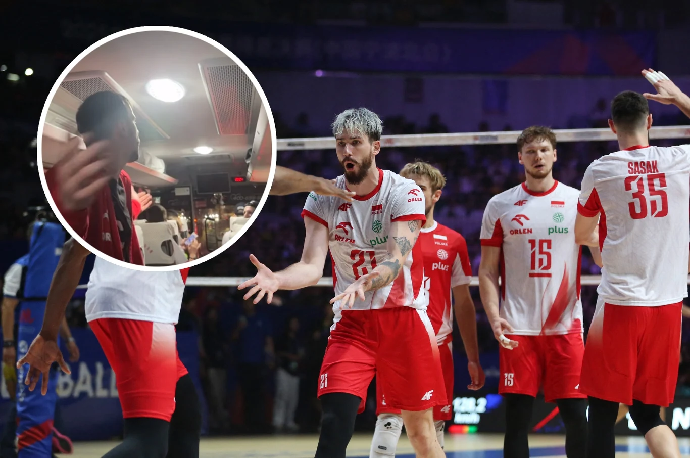 Tomasz Fornal pokazał, jak jego koledzy świętowali po zwycięstwie w Lidze Narodów Siatkarze w biało-czerwonych strojach znajdują się na boisku w trakcie meczu, tworząc dynamiczną scenę drużynową z widocznymi emocjami na ich twarzach. W lewym górnym rogu umieszczono wstawioną mniejszą fotografię przedstawiającą mężczyznę we wnętrzu p...