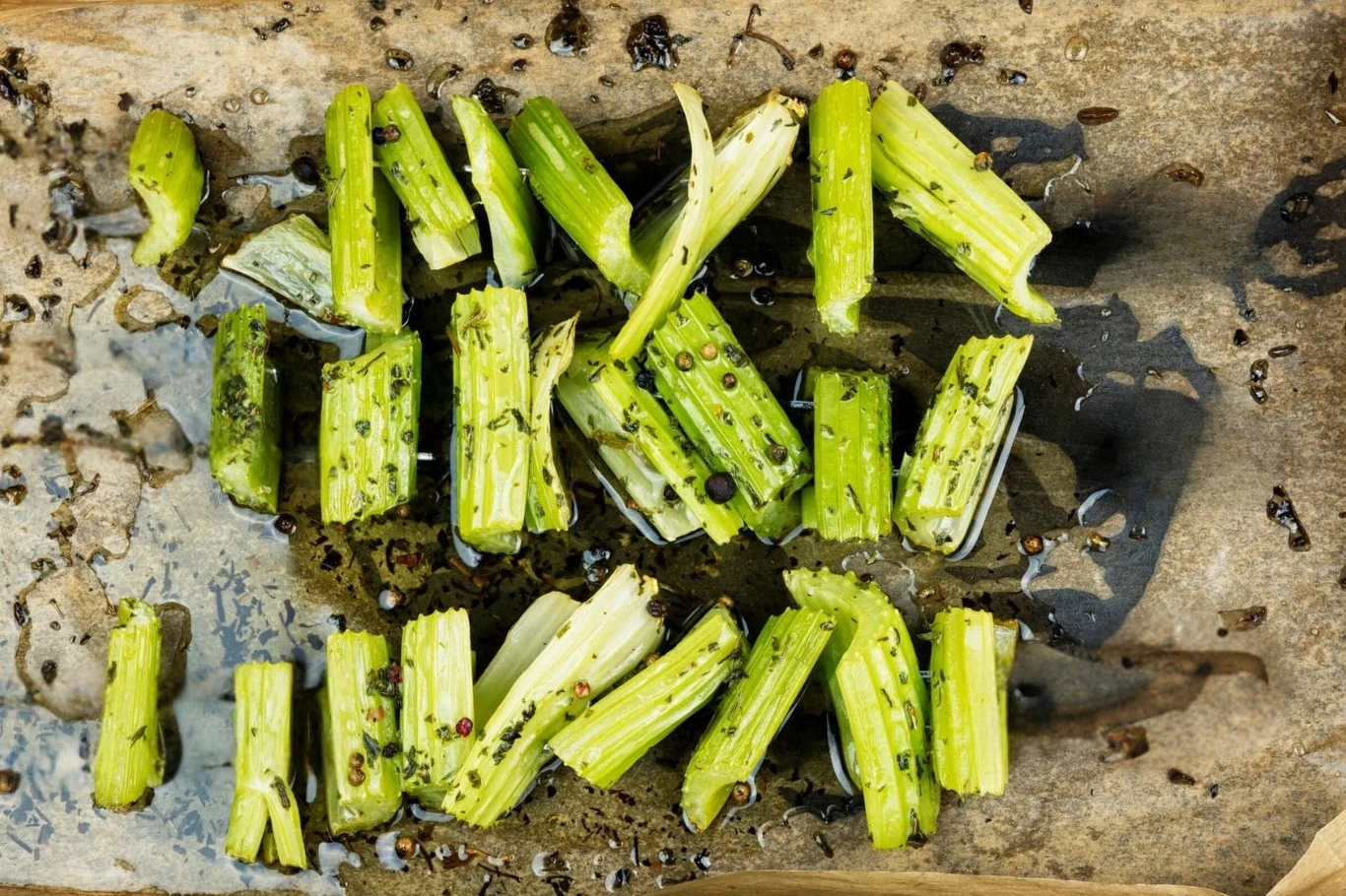 Chrupiący seler naciowy z piekarnika podaj z dietetycznym dipem