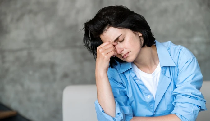 Objawy towarzyszące perimenopauzie to m.in: zaburzenia snu, wahania nastroju, lęk, zmęczenie oraz mgła mózgowa