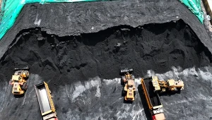 Świat nie rezygnuje z węgla - wrzęcz przeciwnie. Indie i Chiny wciąż opierają energetykę na węglu. Na zdj. przeładunek węgla w jednym z chińskich portów