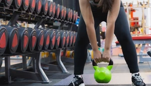 Nowe trendy fitness z internetów. Eksperci: kontuzje i problemy trawienne