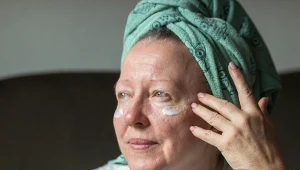 Po pięćdziesiątce lepsze niż botoks. Zabiegi z peptydami przywracają jędrność, elastyczność i blask
