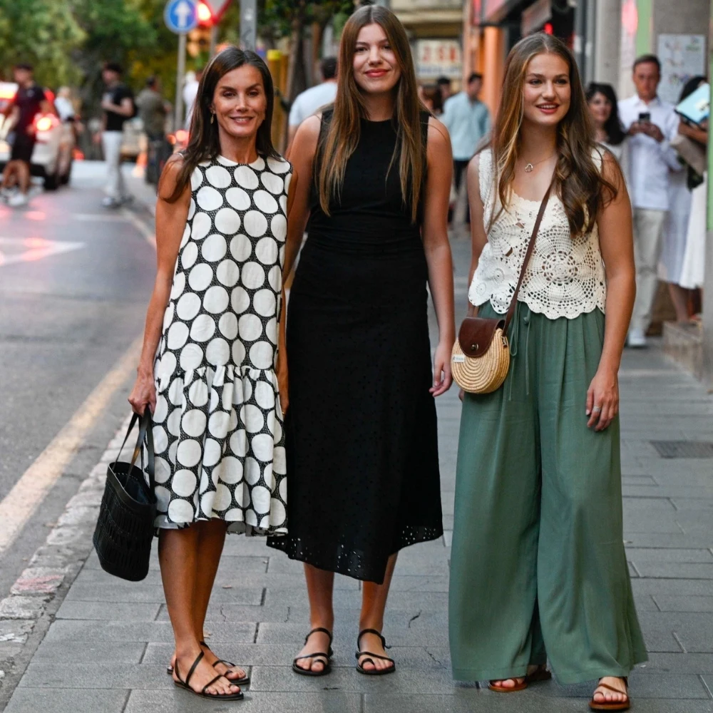 Na wakacjach Letycja pozwala sobie na więcej luzu, ale ciągle jest elegancka. Na zdjęciu z córkami na Majorce