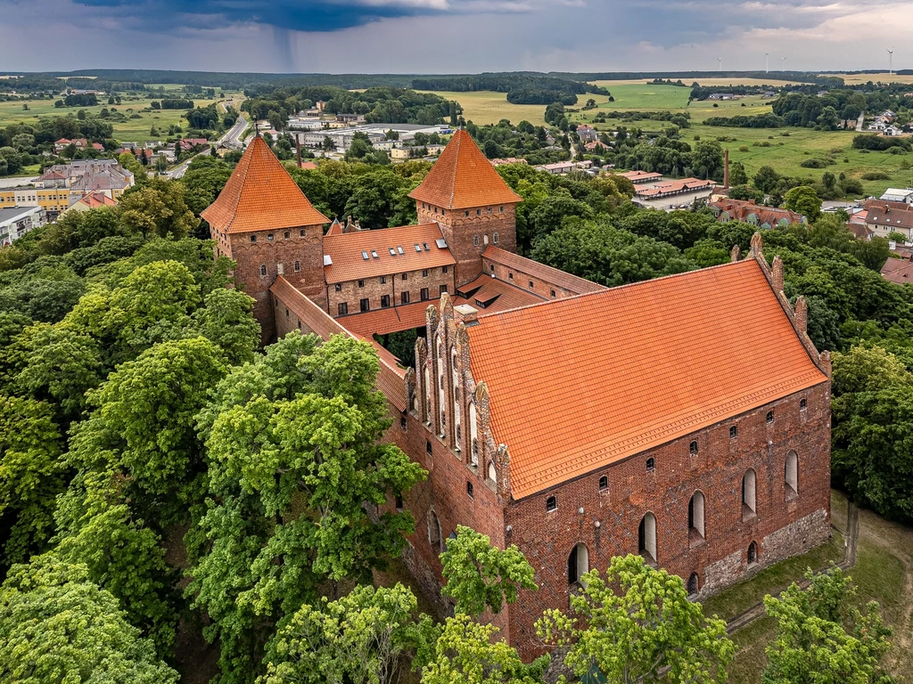 Zamek w Nidzicy uchodzi za jeden z najcenniejszych zabytków Mazur. Bogata oferta zamku obejmuje zwiedzanie, restaurację i noclegi, ale nie tylko. Zamek w Nidzicy uchodzi za jeden z najcenniejszych zabytków Mazur. Bogata oferta zamku obejmuje zwiedzanie, restaurację i noclegi, ale nie tylko.