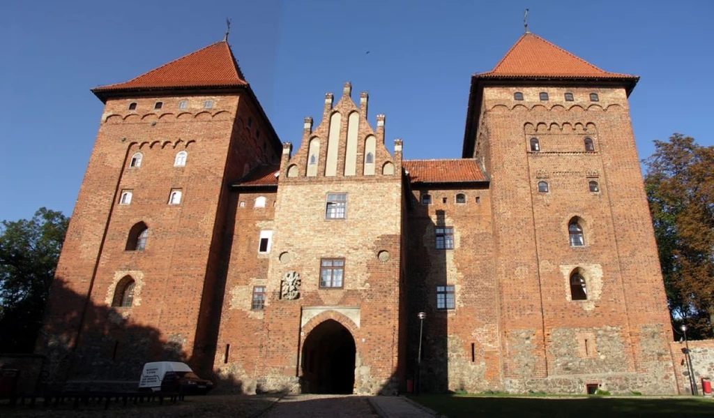 W lipcu 1410 r., podczas Wielkiej Wojny z Zakonem Krzyżackim wojska polskie zajęły miasto i zamek bez walki. We wrześniu Krzyżacy odzyskali miasto. Gotycki zamek z czerwonej cegły z dwoma masywnymi, kwadratowymi wieżami po bokach i wejściem przez główny portal na środku, ozdobiony detalami architektonicznymi oraz czerwonymi dachami.