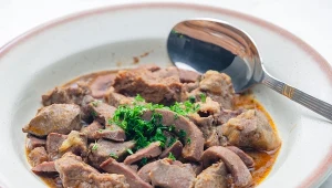 Cynaderki wieprzowe w PRL były stałym punktem menu w stołówkach pracowniczych i barach mlecznych