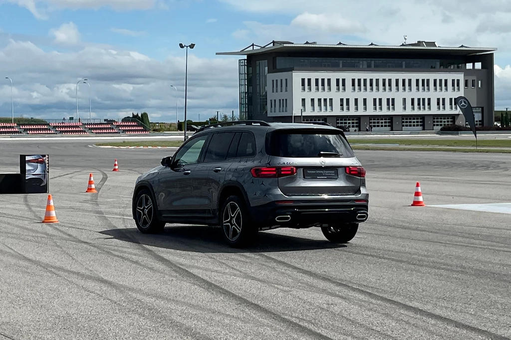 Mercedes uczy hamować i wychodzić z poślizgu 