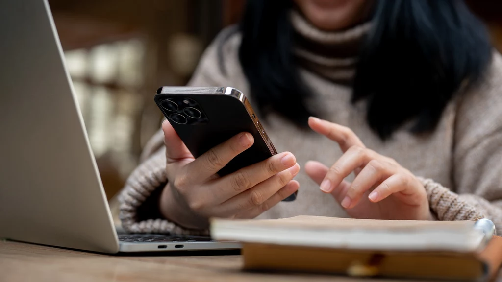 Nie potrafimy już oglądać filmów bez sprawdzania telefonu