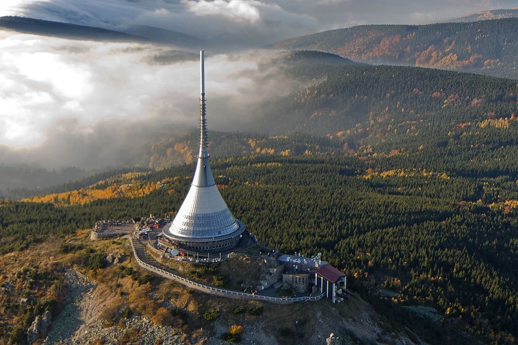 Ještěd nad Libercem. Futurystyczny hotel‑wieża przechodzi w ręce regionu