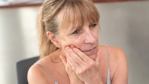  U kobiet sygnałem ostrzegawczym zawału może być nieprzyjemne uczucie ucisku w okolicach szyi, gardła czy żuchwy