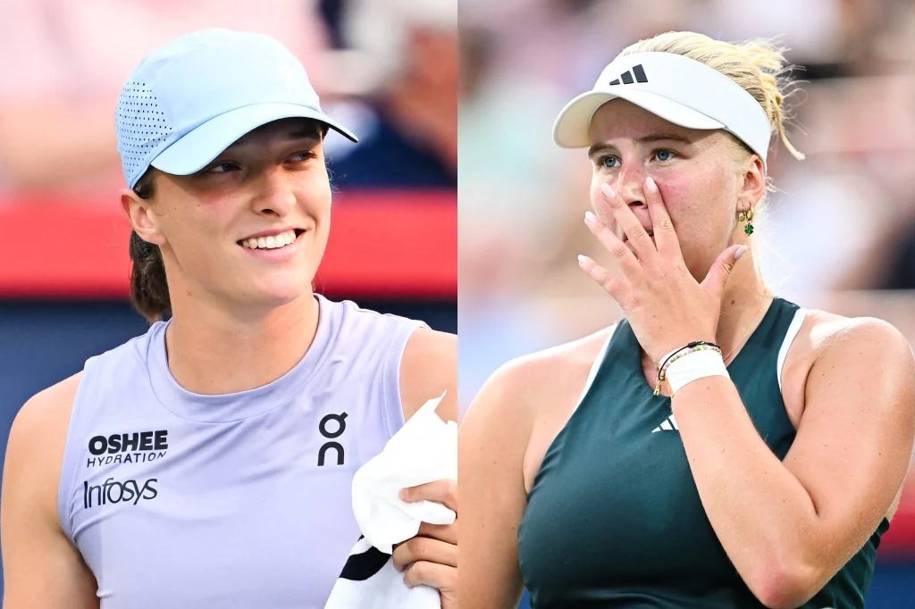 Dwie kobiety na korcie tenisowym, obie w sportowych strojach i czapkach, jedna z nich uśmiecha się trzymając ręcznik, druga wygląda na zaszokowaną lub wzruszoną z ręką przy ustach.