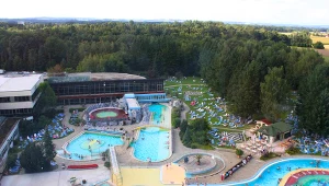 Górskie uzdrowisko z gorącymi źródłami. Zaledwie kilka godzin od Polski