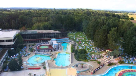 Bad Füssing to urokliwa miejscowość uzdrowiskowa w Bawarii. Oferuje odpoczynek i kąpiele w trzech kompleksach termalnych. 