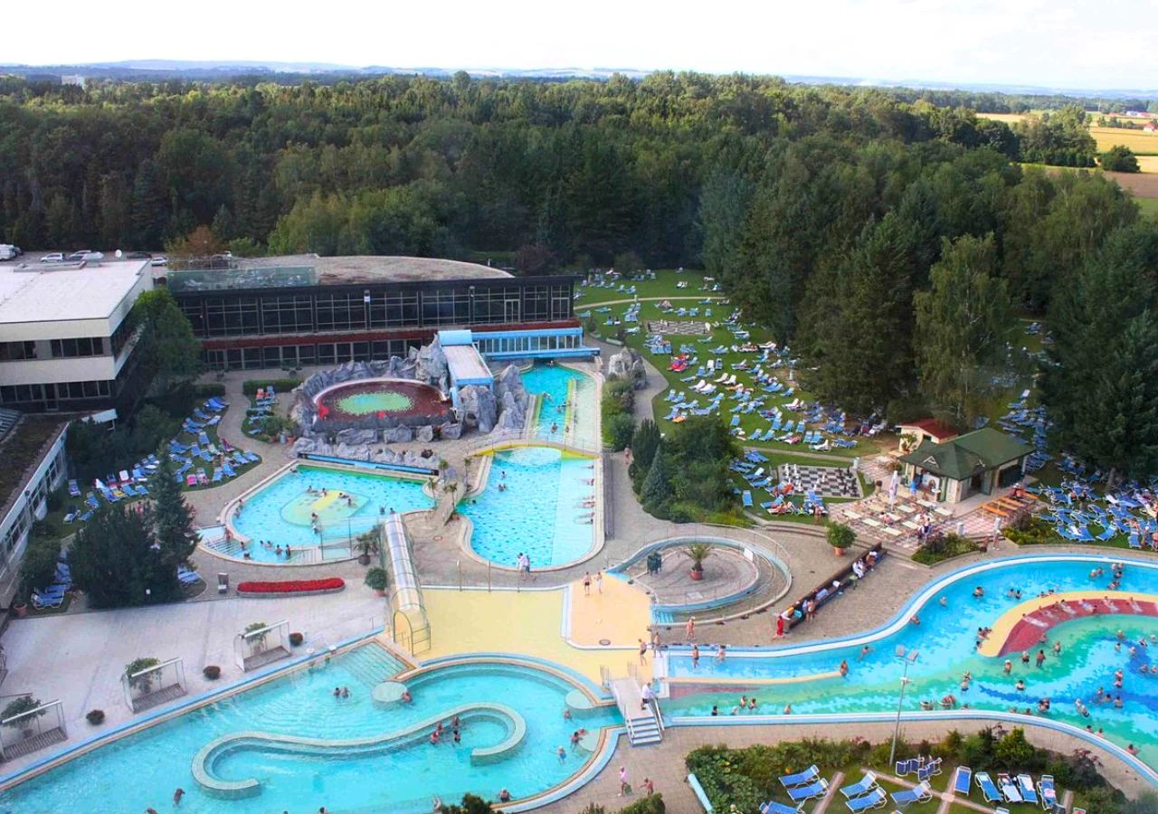 Bad Füssing to urokliwa miejscowość uzdrowiskowa w Bawarii. Oferuje odpoczynek i kąpiele w trzech kompleksach termalnych. 