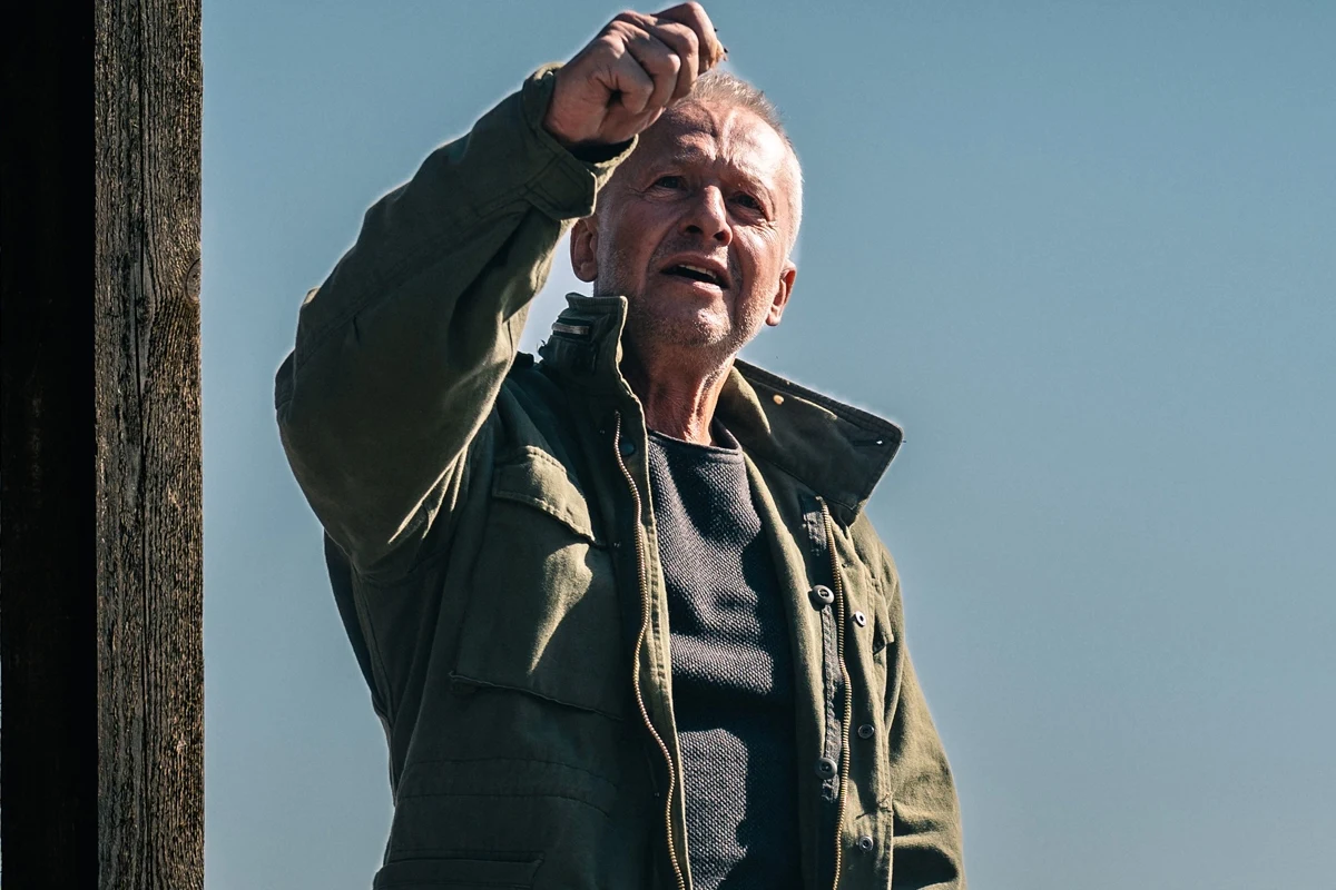 Bogusław Linda w scenie z filmu "Zamach na papieża" Bogusław Linda w scenie z filmu "Zamach na papieża"