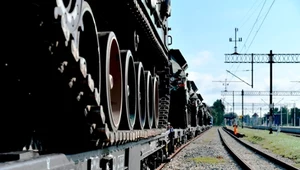 Pociąg załadowany armatohaubicami Krab jedzie przez Polskę