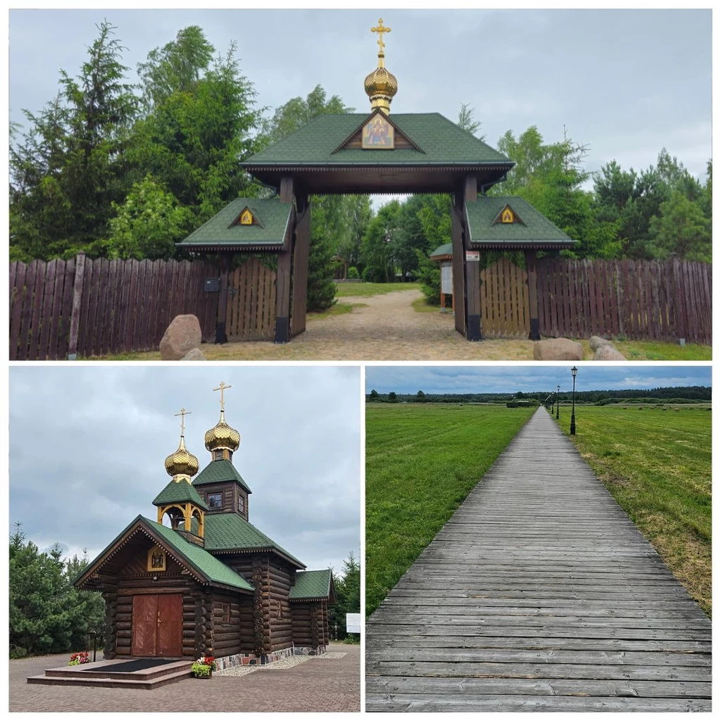 Drewniana cerkiew z charakterystycznymi złotymi kopułami, brama wejściowa o tradycyjnej architekturze stylizowanej na wschodnią oraz drewniana ścieżka prowadząca przez zielone pole.
