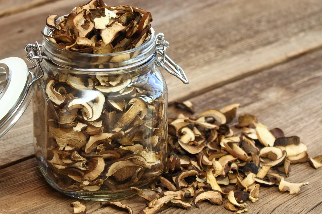 Suszone grzyby dodane do żuru nadadzą mu głębokiego koloru oraz obłędnego smaku. Wystarczy kilka sztuk. Twoje suszone grzyby nie spleśnieją i nie podejdą wilgocią, o ile wrzucisz do słoika kilka ziarenek trochę popularnego produktu