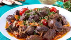 Wątróbka drobiowa, z delikatną, niemal aksamitną teksturą i subtelnym smakiem, zasłużenie króluje wśród miłośników podrobów.