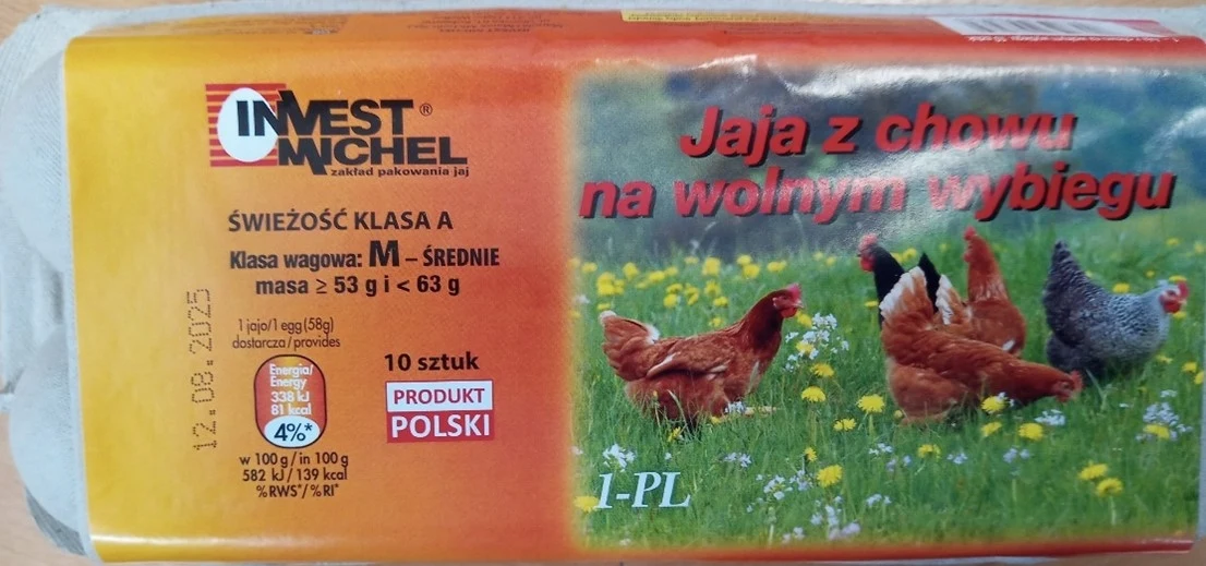 Opakowanie zawierające dziesięć jaj klasy M pochodzących z chowu na wolnym wybiegu, oznaczone jako produkt polski, z grafiką kur na zielonej łące oraz szczegółowymi informacjami o klasie świeżości, wadze i producentie.