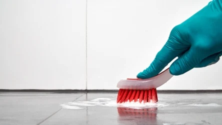 Domowy płyn najlepiej wetrzeć szczoteczką do zębów. Obejdzie się jednak bez mozolnego szorowania. 