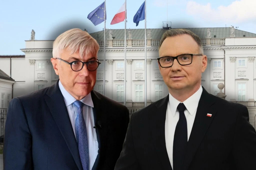 Andrzej Duda kończy prezydenturę. Roman Giertych "podziękował mu za jedno" Dwóch mężczyzn w garniturach stojących na tle białego budynku rządowego z trzema powiewającymi flagami, jeden z nich nosi okulary i broszkę z polską flagą.