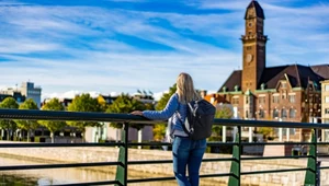 Letnie city breaki to doskonała okazja, żeby odkrywać nowe miejsca, ale też prawdziwe wyzwanie modowe