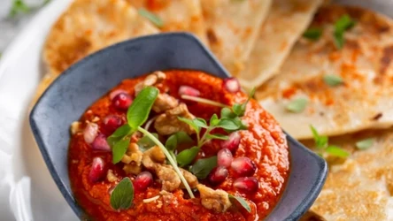 Muhammara to bliskowschodni dip na bazie papryki, który z powodzeniem zastąpi ketchup