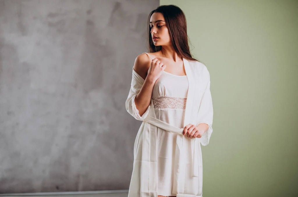 Zobacz, jak wybrać bieliznę nocną, która łączy komfort z elegancją i w której poczujesz się po prostu dobrze