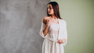 Zobacz, jak wybrać bieliznę nocną, która łączy komfort z elegancją i w której poczujesz się po prostu dobrze
