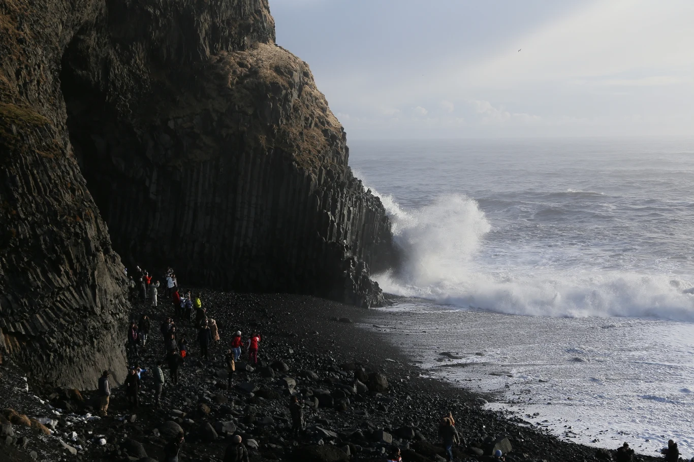 Czarna plaża jest hipnotyzująco piękna, ale bardzo zdradliwa i niebezpieczna. Czarna plaża jest hipnotyzująco piękna, ale bardzo zdradliwa i niebezpieczna.