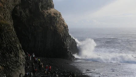 Czarna plaża jest hipnotyzująco piękna, ale bardzo zdradliwa i niebezpieczna.